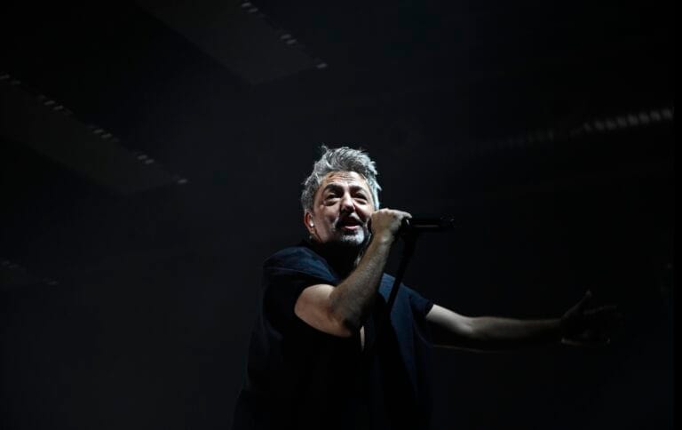 Babasónicos impuso su propio ritmo y Barcelona respondió