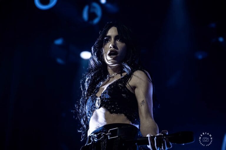 El demonio llamó y Lali incendió Barcelona